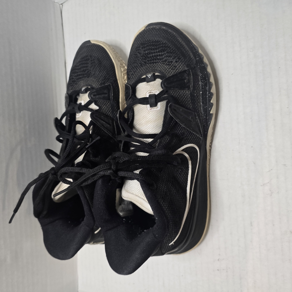 SKU A0404M Nike Black and White High-Top Athletic Shoes